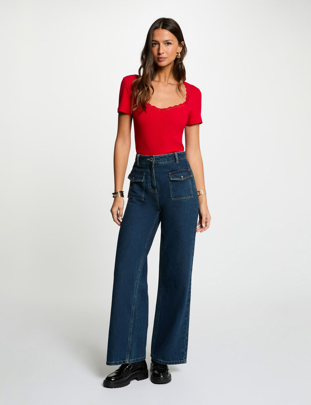 Camiseta entallada con cuello coraz&oacute;n rojo mujer