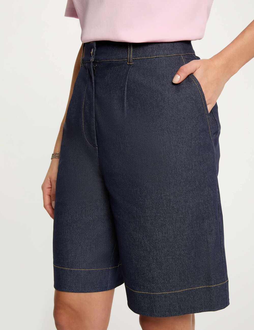 Pantal&oacute;n corto ancho de mezclilla denim crudo mujer