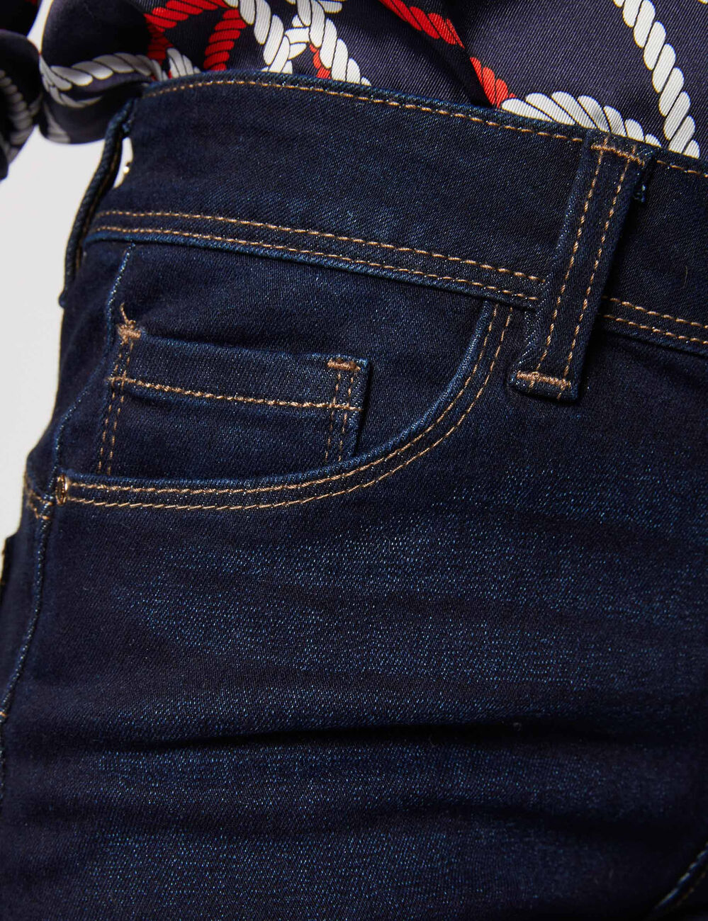 Vaquero slim talle est&aacute;ndar denim crudo mujer