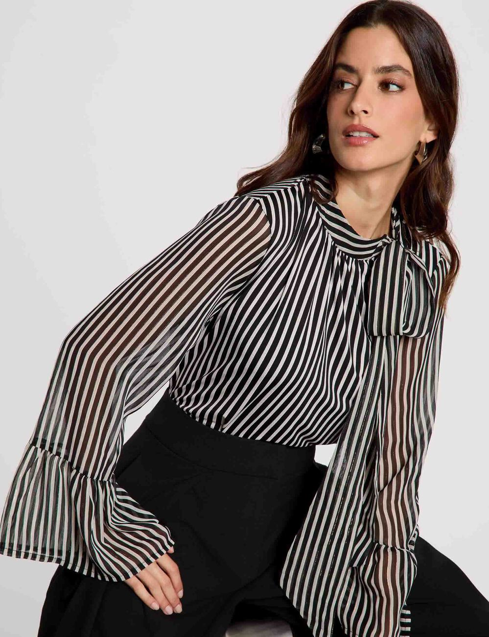 Camiseta con cuello lazada negro mujer