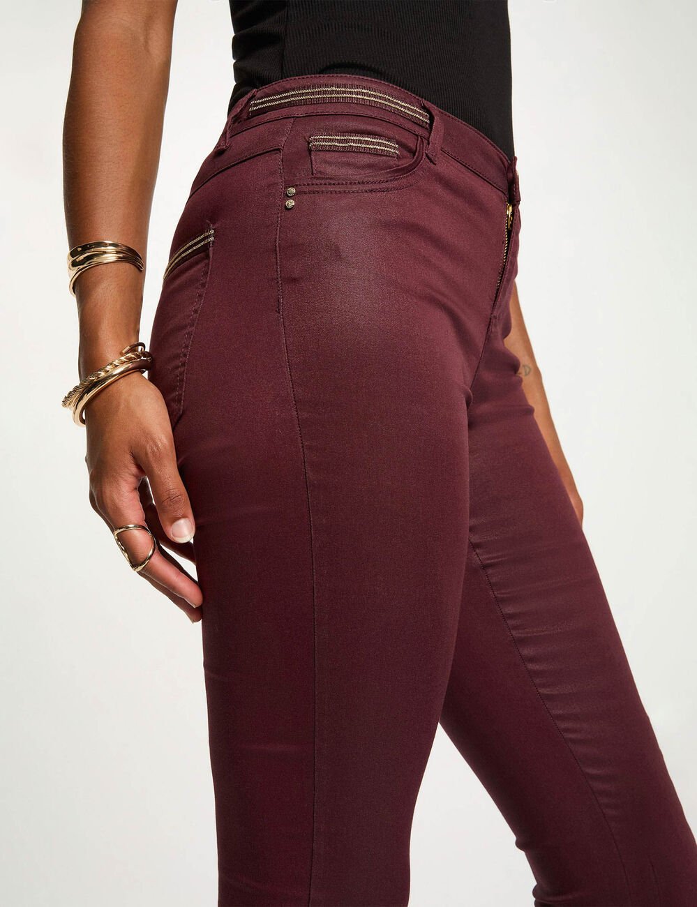 Pantalón slim efecto mojado ciruela mujer