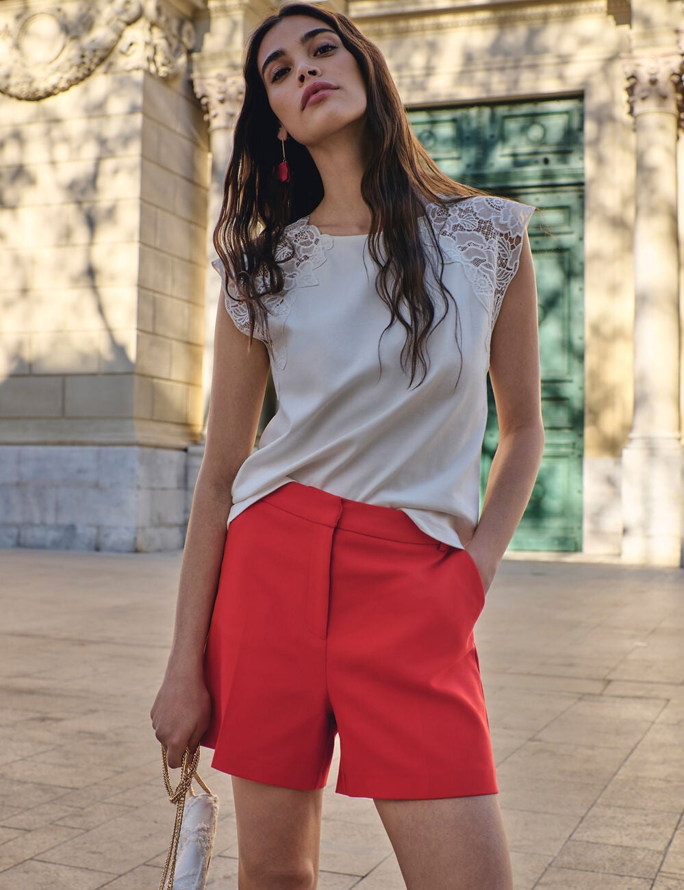 Pantal&oacute;n corto de tiro alto rojo vivo mujer