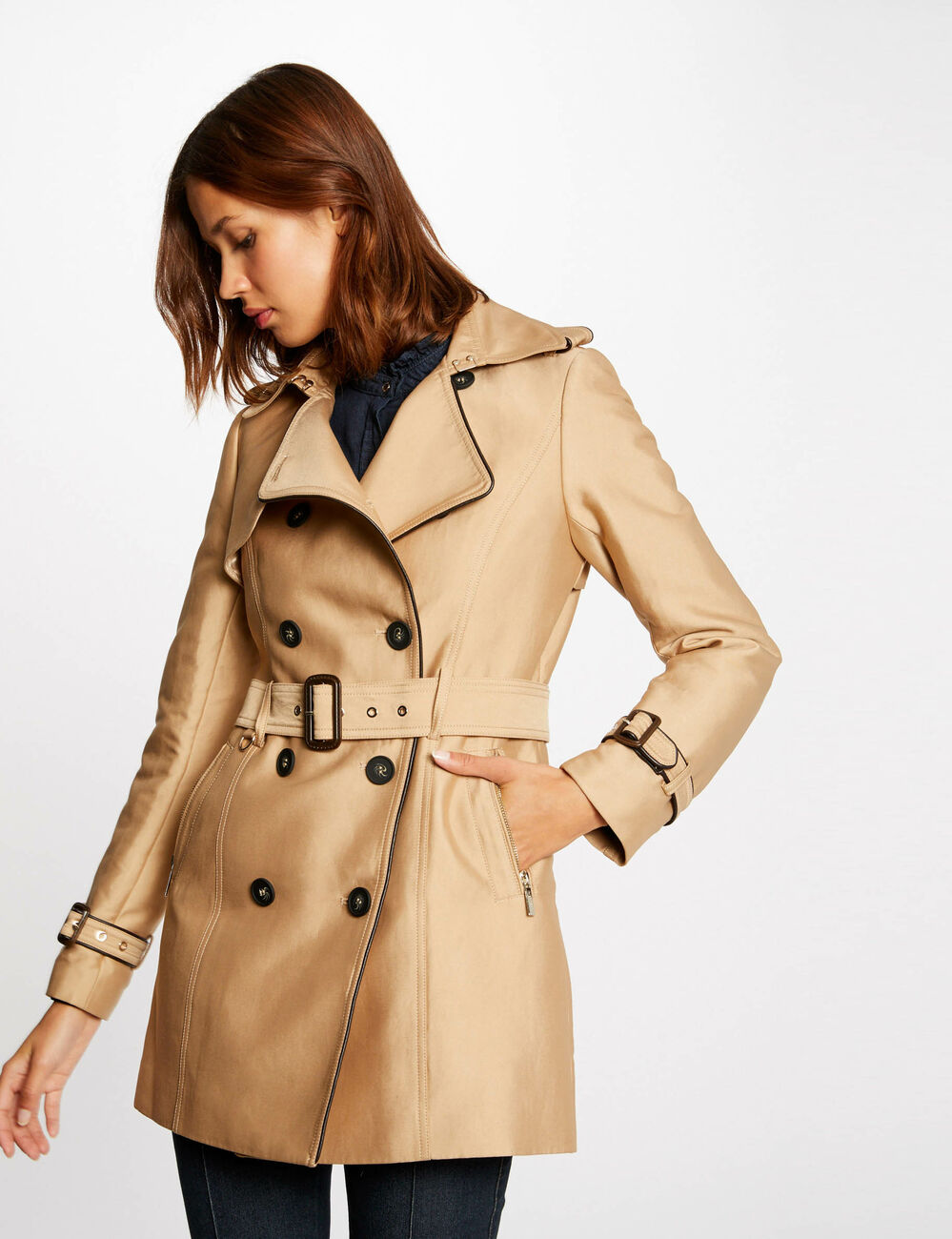 Gabardina recta abotonada con cintur&oacute;n beige mujer