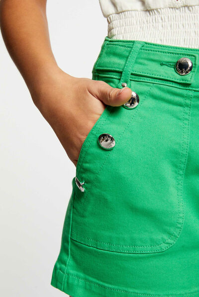 Short ajustado con botones verde mujer