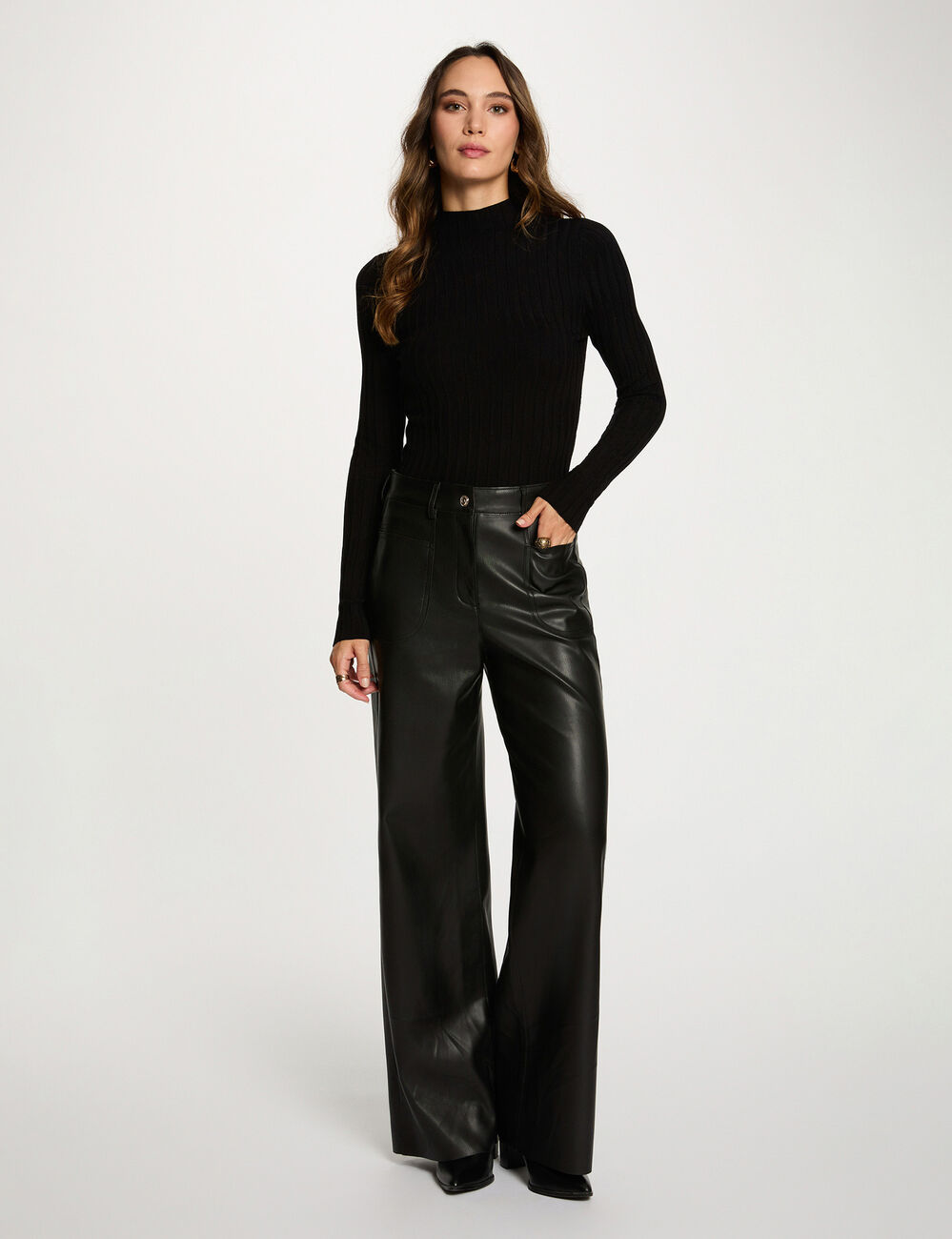 Jersey entallado de cuello alto negro mujer