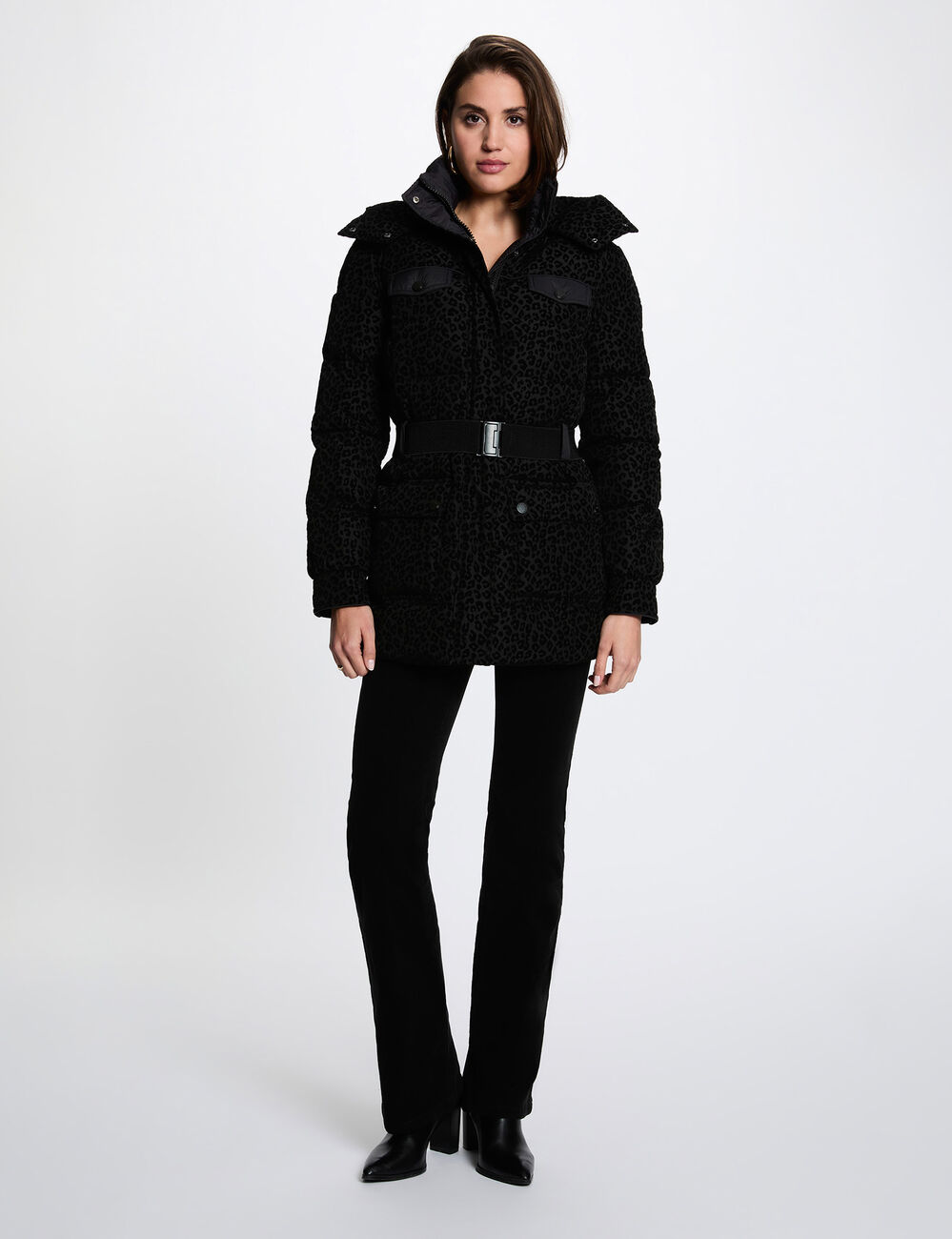 Chaqueta acolchada con cintur&oacute;n negro mujer