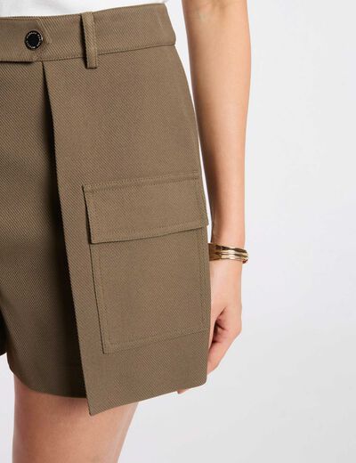Short recto bolsillos solapa verde caqui mujer