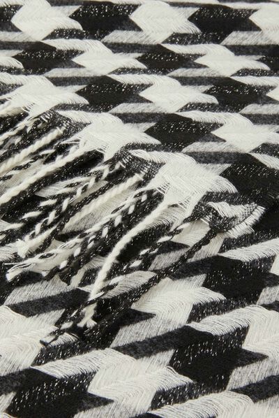 Bufanda flecos y estampado pata de gallo negro mujer