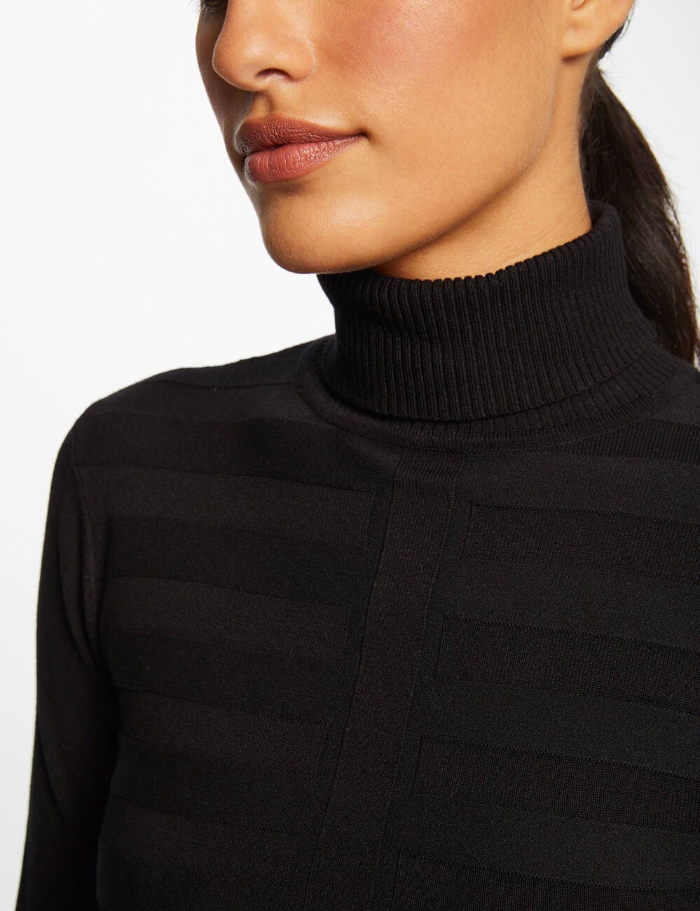 Jersey ajustado de cuello alto negro mujer