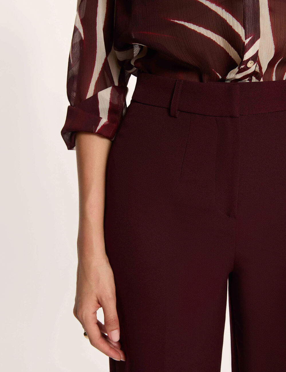Pantal&oacute;n recto con pinzas ciruela mujer