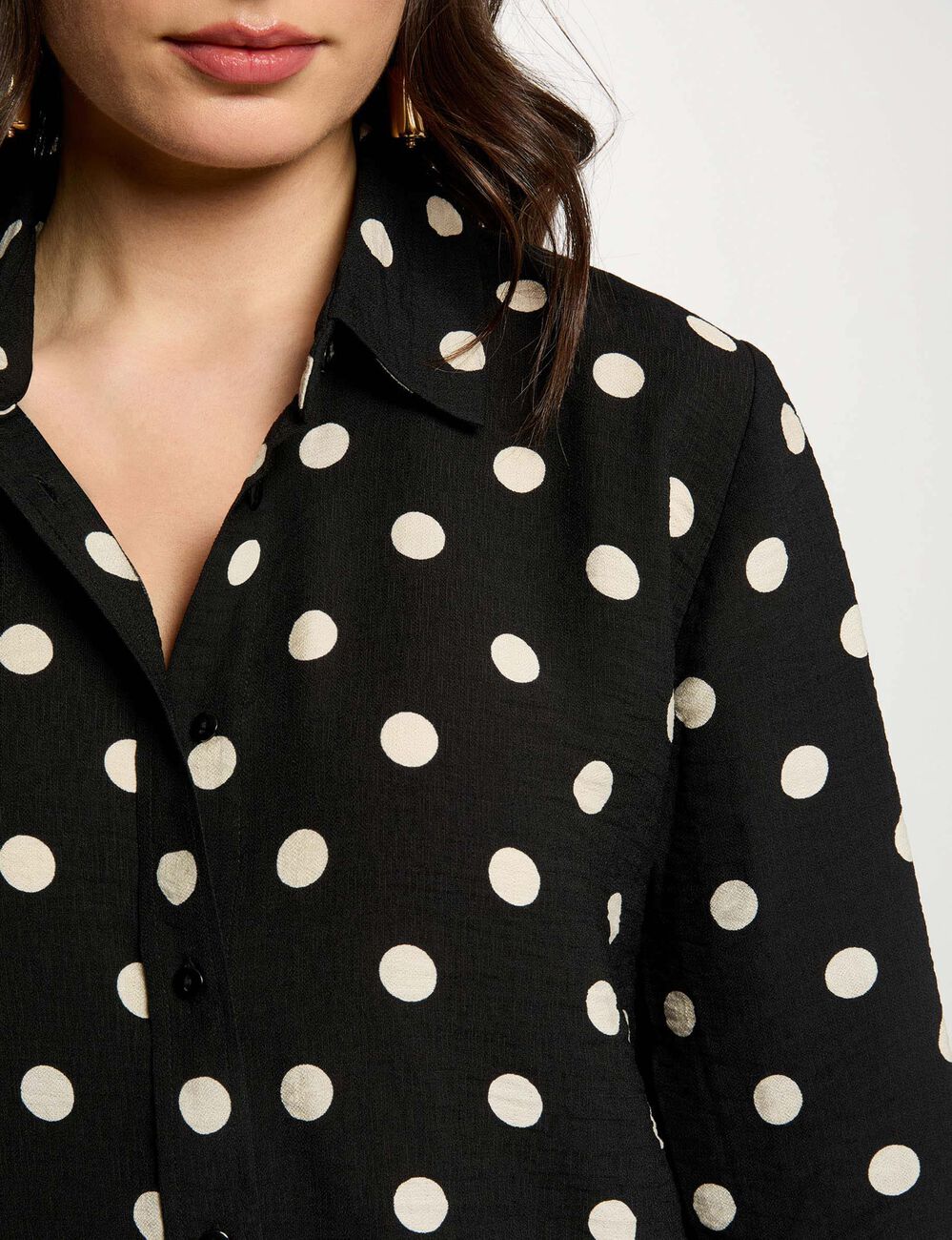 Camisa cropped de lunares negro mujer