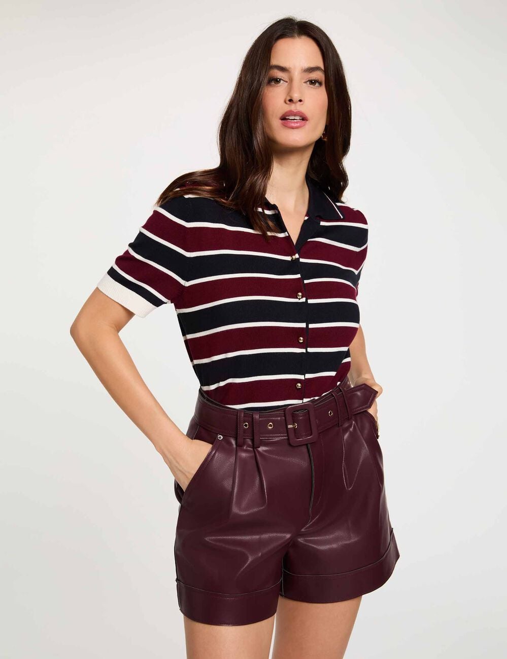 Short ajustado cuero sint&eacute;tico ciruela mujer