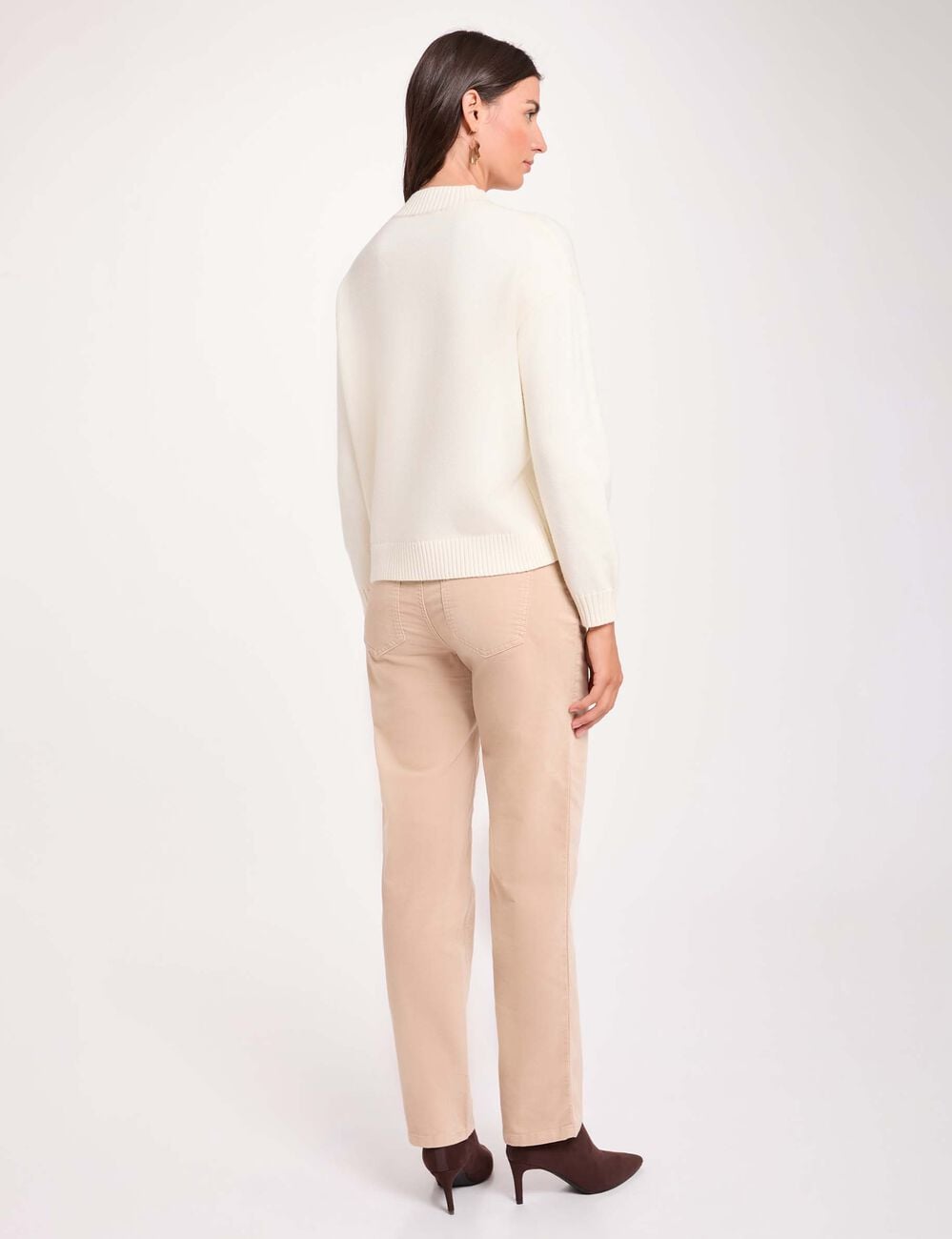 Pantal&oacute;n recto de tiro alto crudo mujer