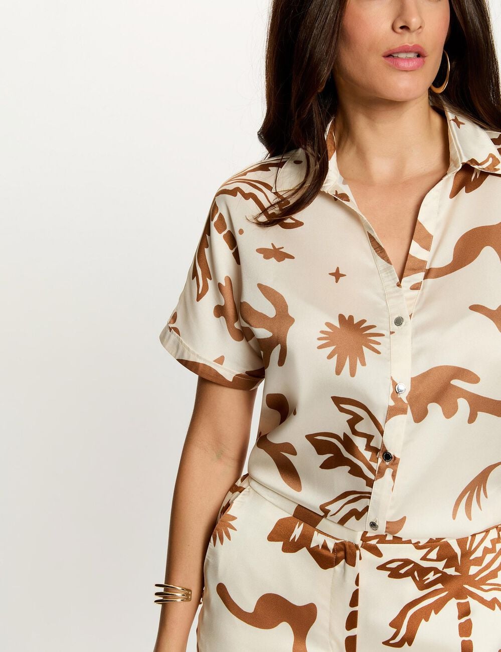 Camisa satinada de manga corta multicolor mujer