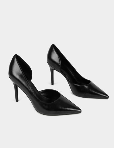 Zapato de tac&oacute;n con lateral abierto negro mujer