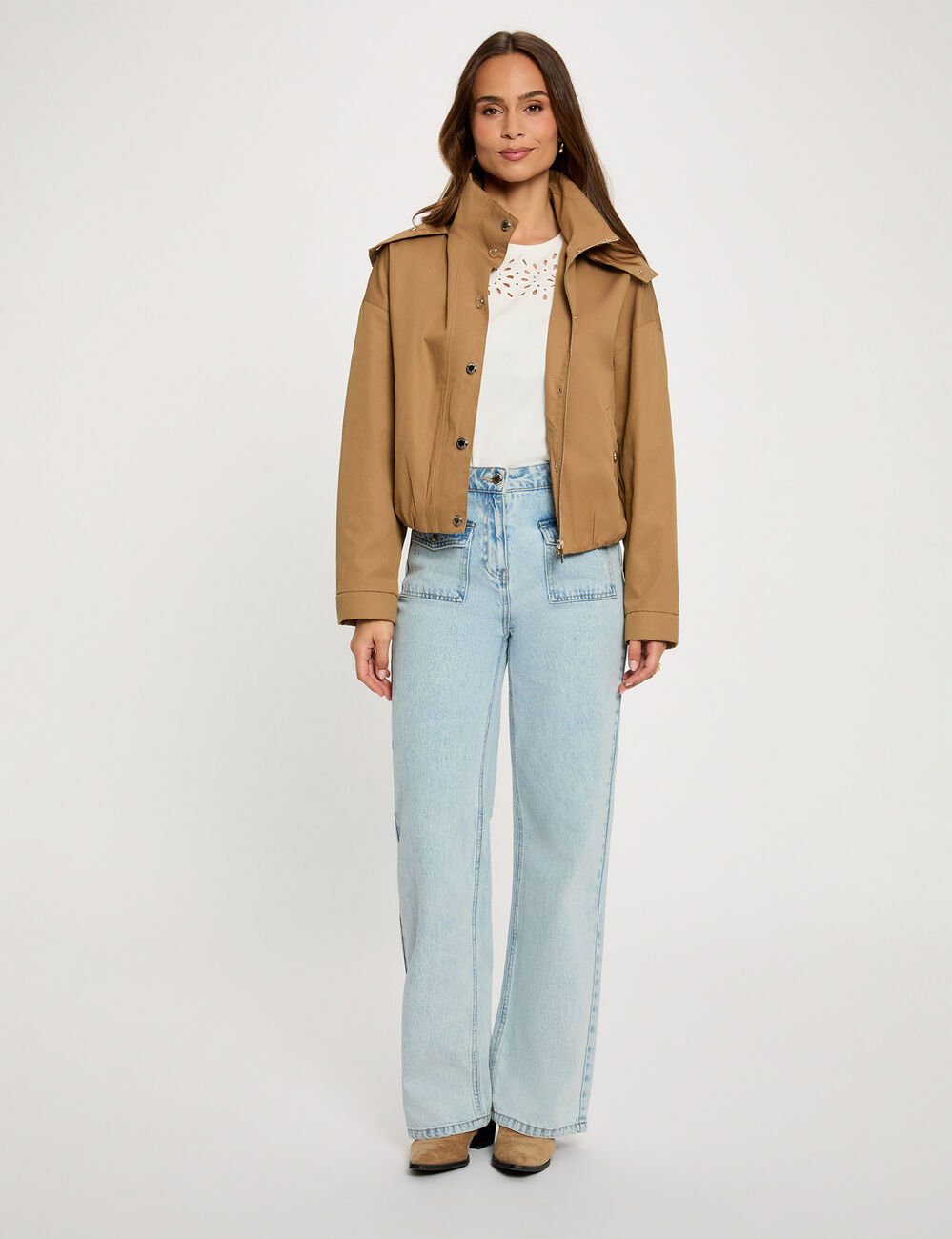 Chaqueta corta con cuello alto c&aacute;mel mujer