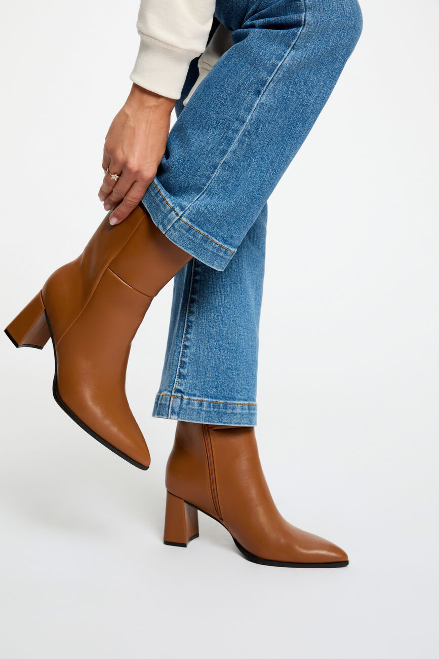 Bota corta con tac&oacute;n c&aacute;mel mujer