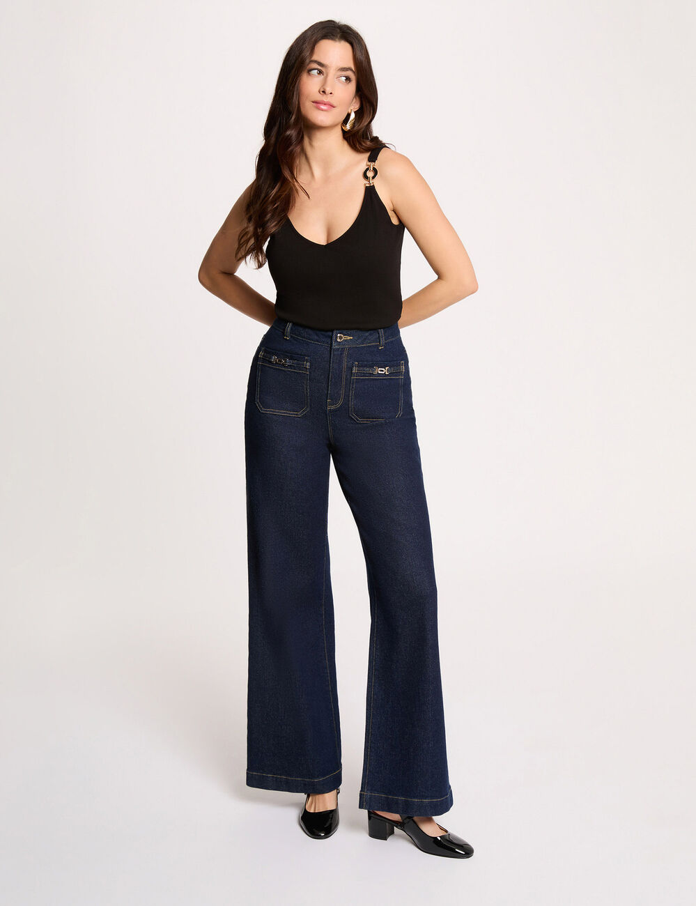 Camiseta ajustada cuello v negro mujer