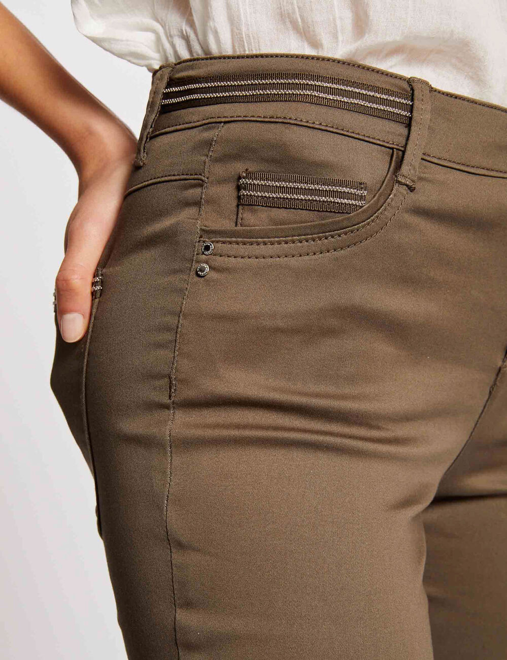 Pantal&oacute;n slim efecto mojado verde caqui mujer