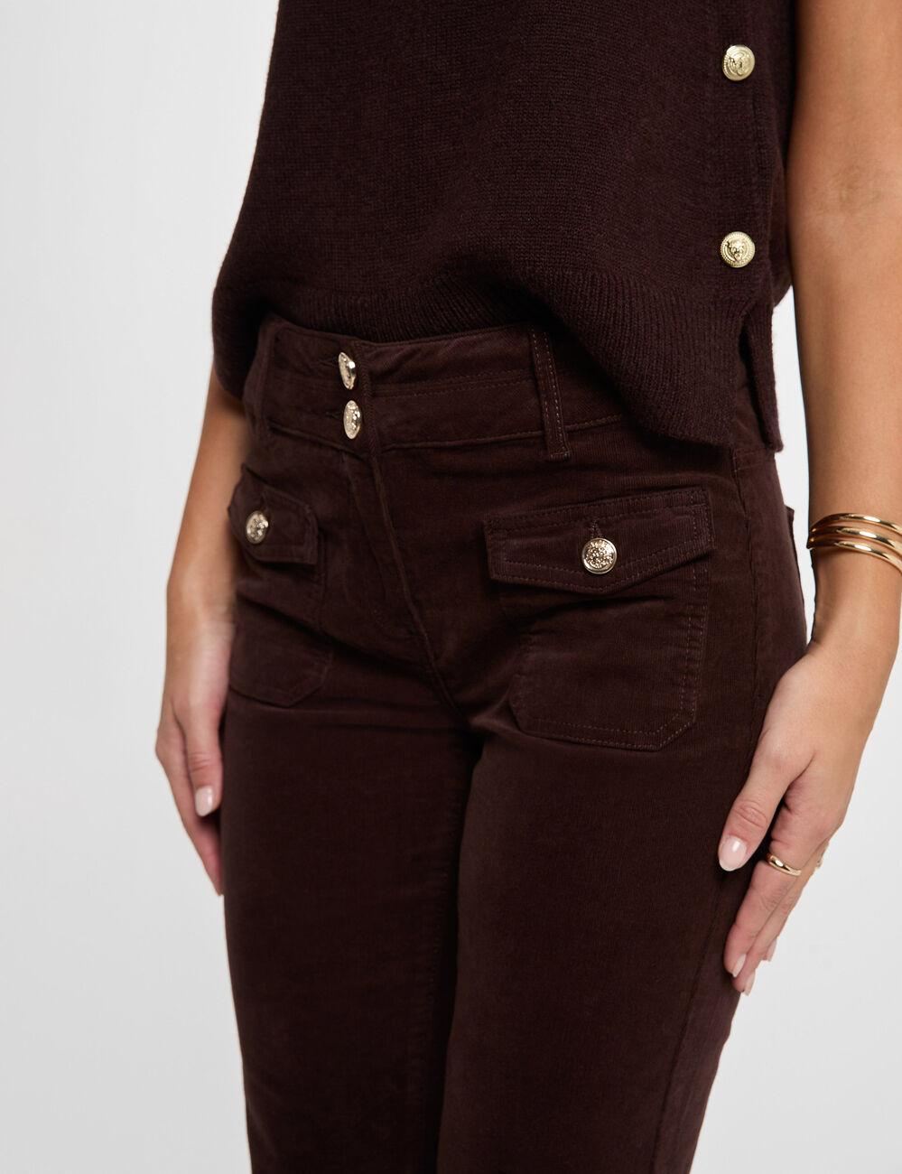 Pantal&oacute;n ajustado terciopelo marr&oacute;n oscuro mujer