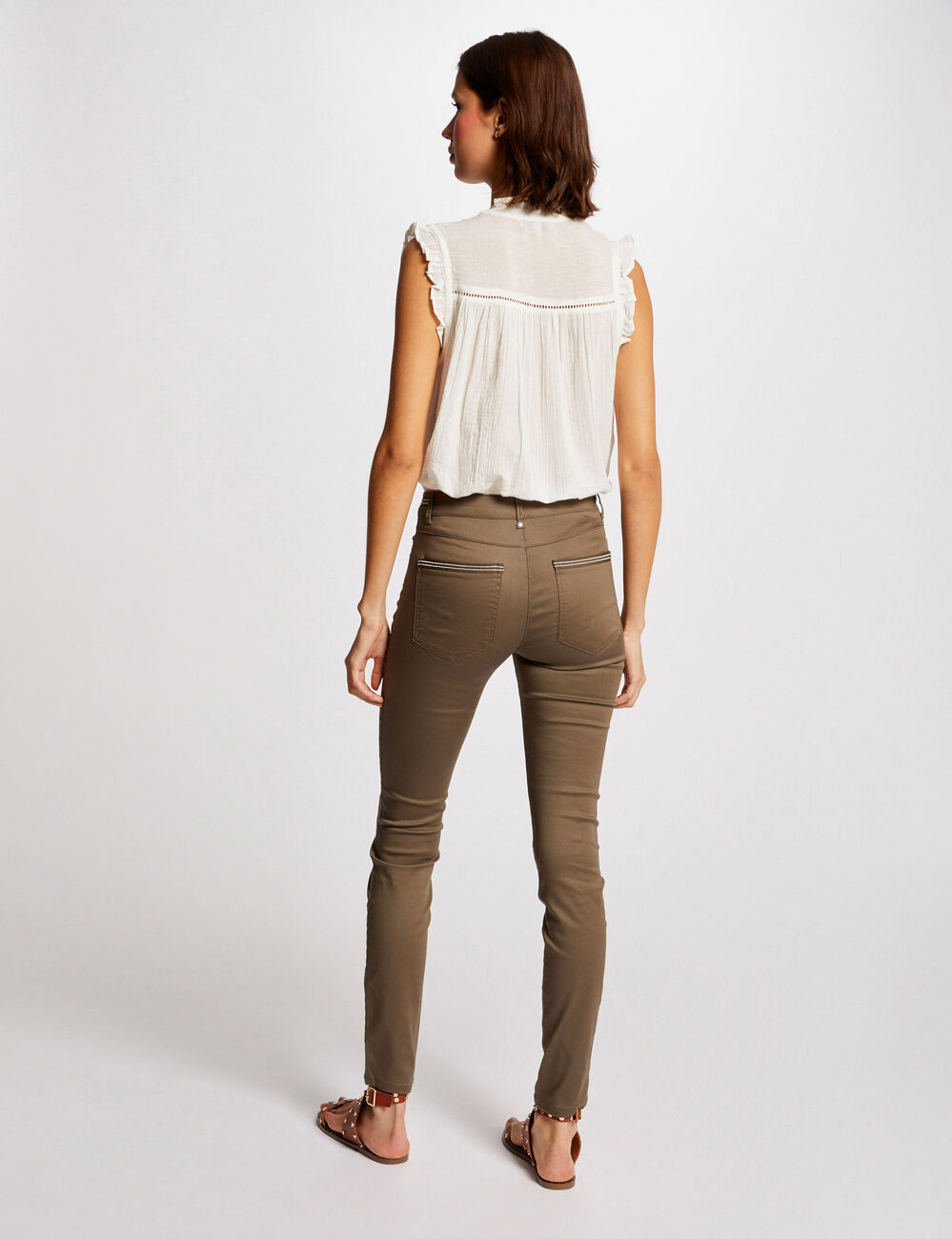 Pantal&oacute;n slim efecto mojado verde caqui mujer