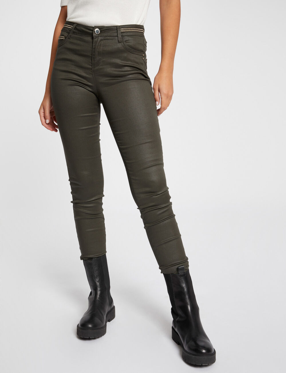 Pantal&oacute;n slim efecto mojado verde oscuro mujer