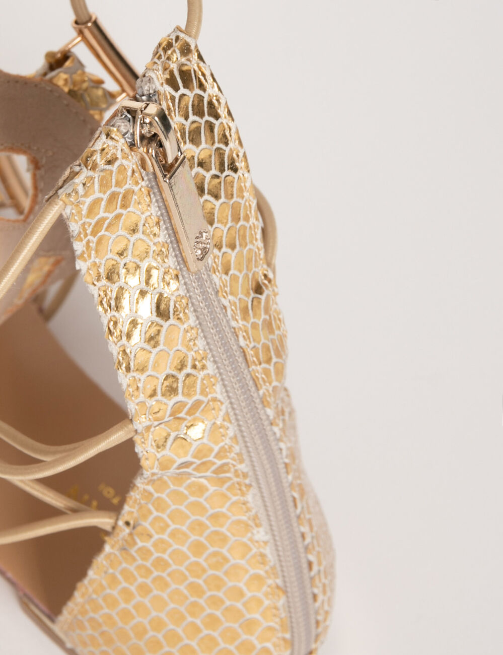 Sandalias estilo gladiador efecto pit&oacute;n dorado mujer