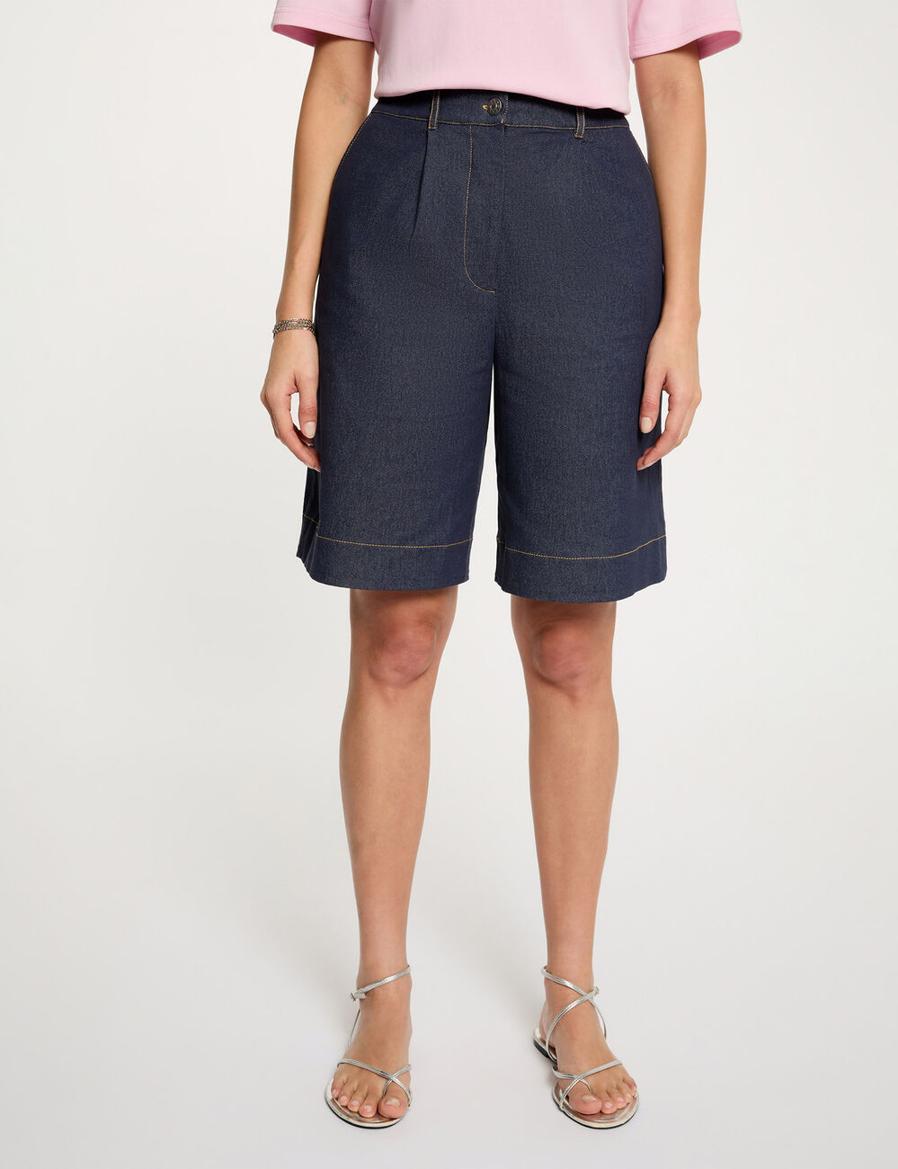 Pantal&oacute;n corto ancho de mezclilla denim crudo mujer