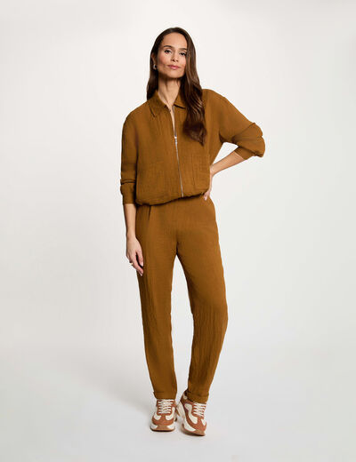 Pantal&oacute;n carrot de tiro alto c&aacute;mel mujer