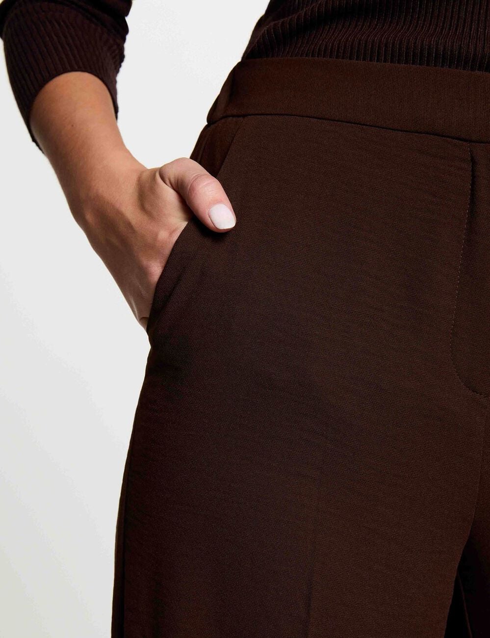Pantal&oacute;n ancho y fluido marr&oacute;n oscuro mujer