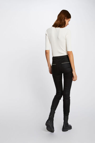 Pantalón slim efecto mojado negro mujer
