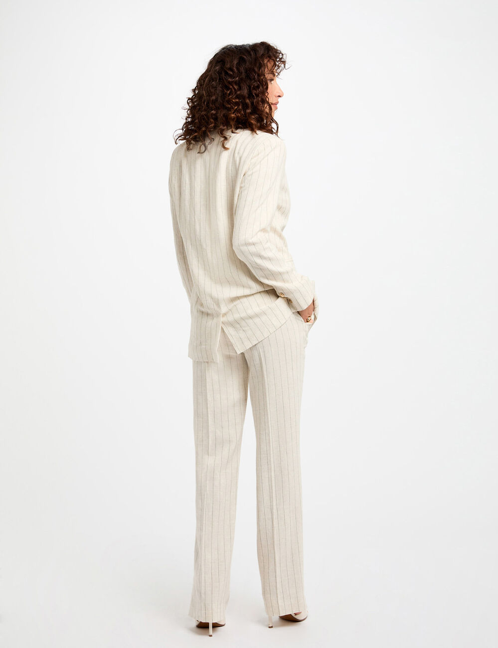 Pantal&oacute;n pernera ancha rayas beige mujer