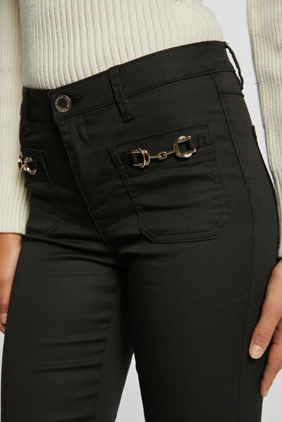 Pantalón skinny con adornos de metal negro mujer