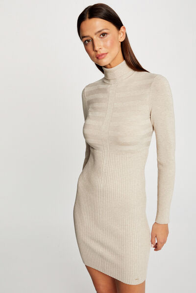 Vestido ajustado con cuello de tortuga beige mujer