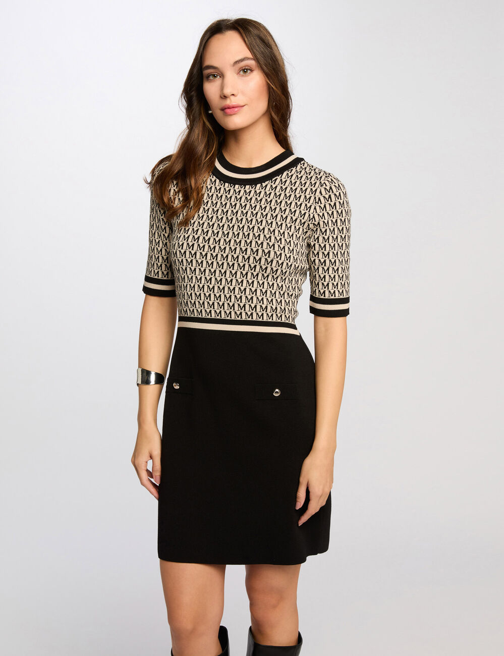 Vestido punto corto ajustado arena mujer