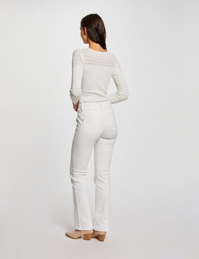 Vaquero boot-cut con bolsillos de solapa marfil mujer