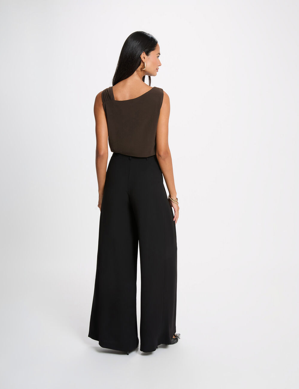 Camiseta asim&eacute;trica con joya marr&oacute;n oscuro mujer
