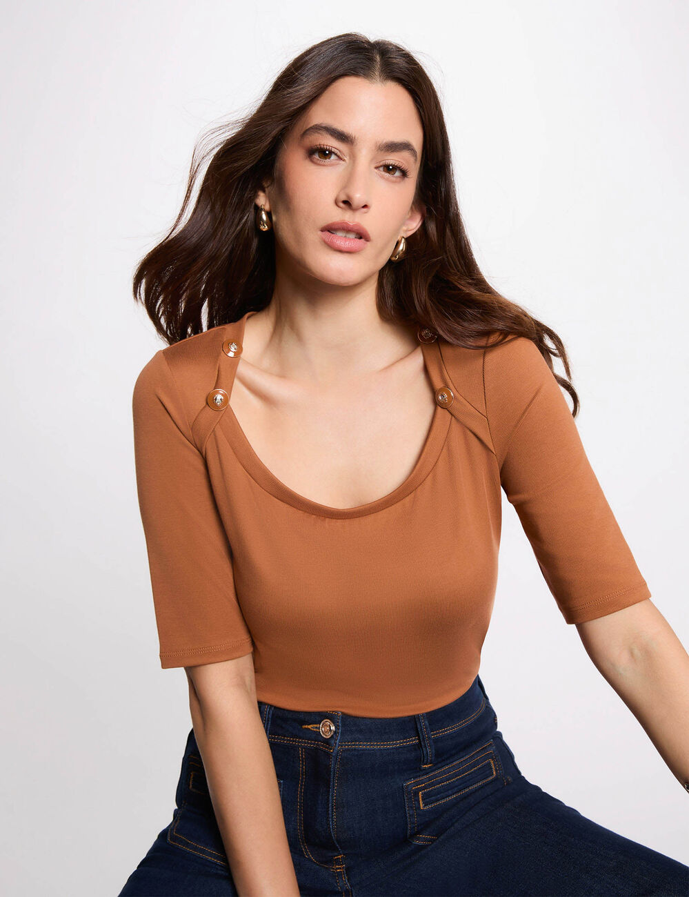 Camiseta ajustada cuello barco c&aacute;mel mujer