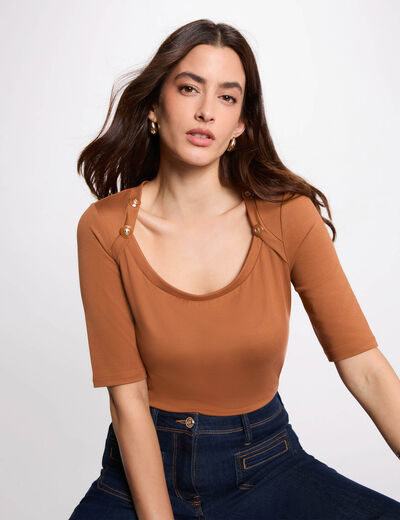 Camiseta ajustada cuello barco c&aacute;mel mujer