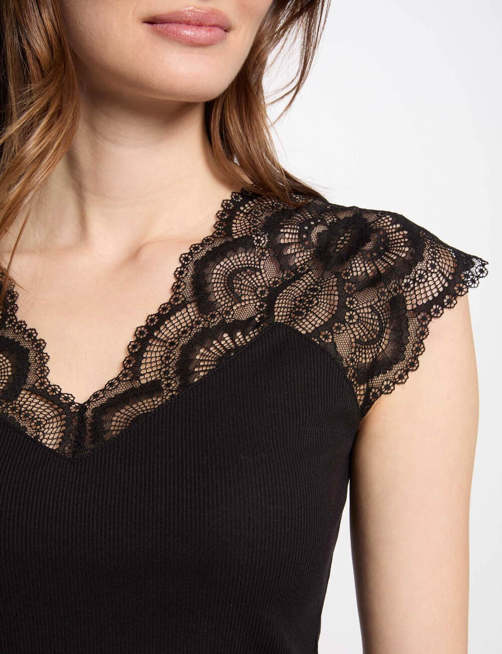 Camiseta de encaje con cuello en v negro mujer