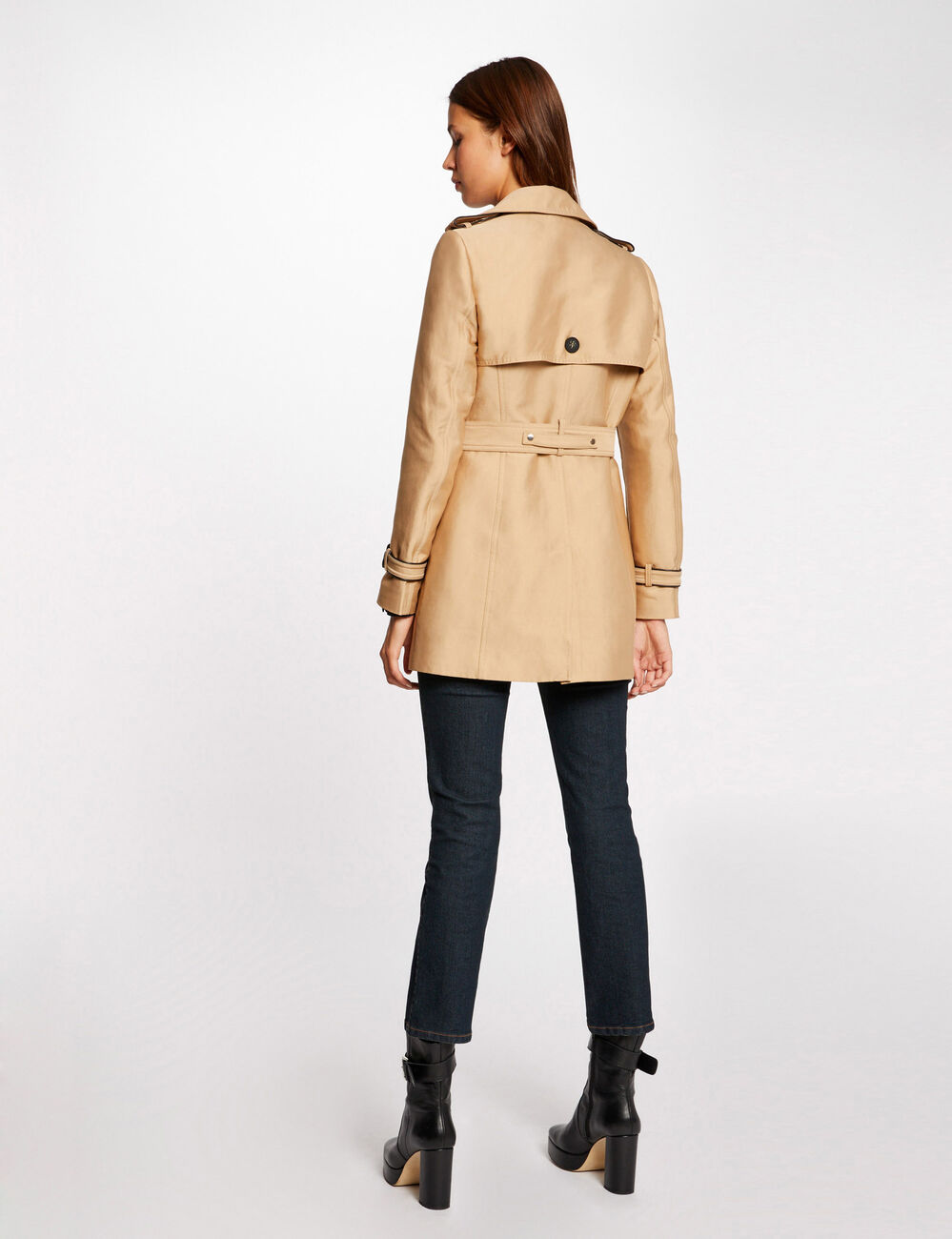 Gabardina recta abotonada con cintur&oacute;n beige mujer