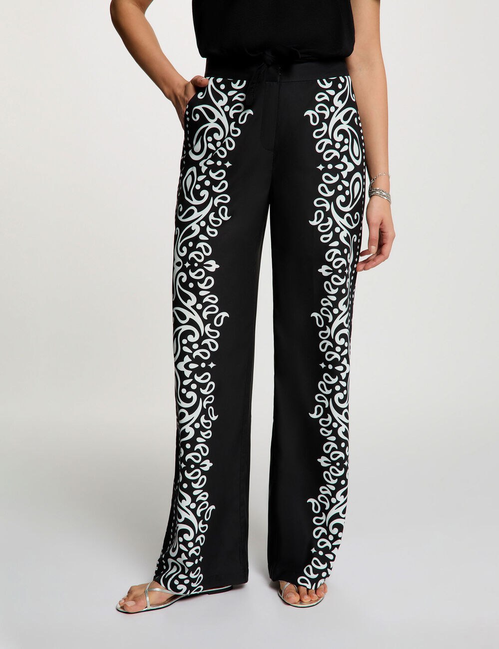 Pantal&oacute;n fluido estampado negro mujer
