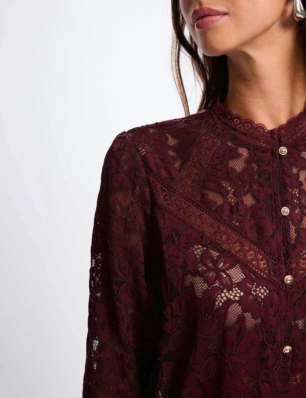 Camiseta encaje cuello alto ciruela mujer
