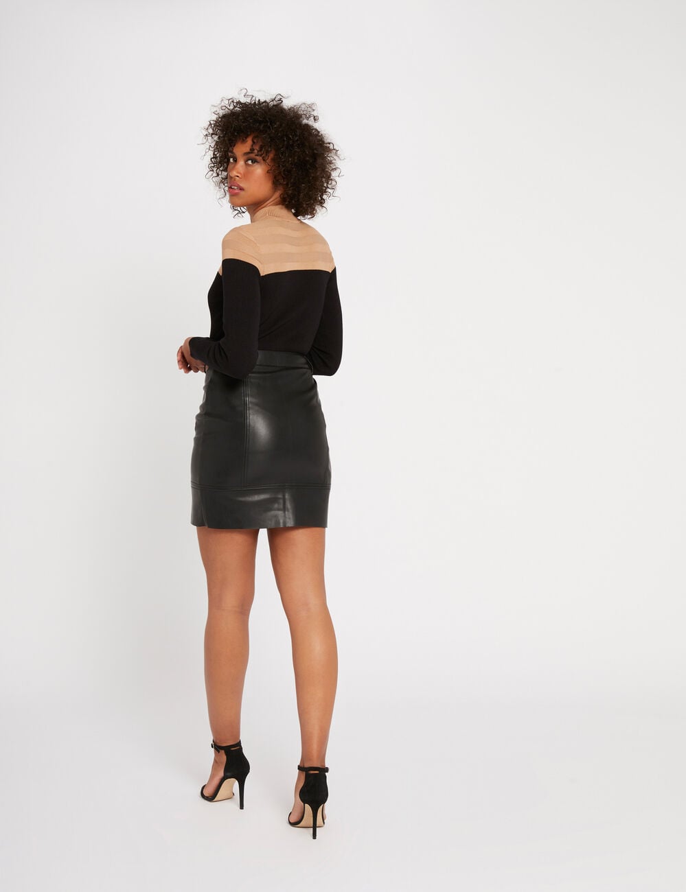 Jersey de manga larga con un cuello alto c&aacute;mel mujer