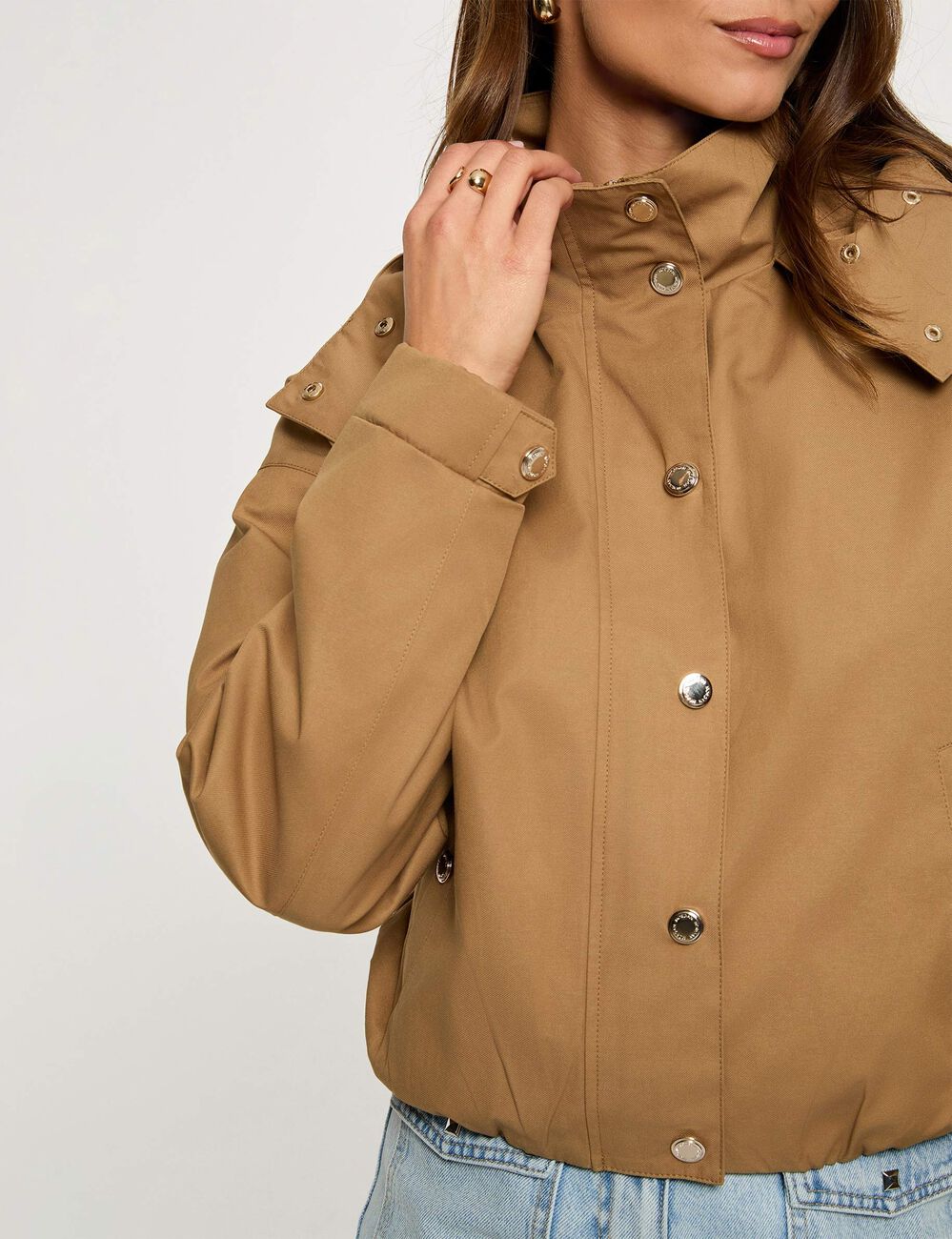 Chaqueta corta con cuello alto c&aacute;mel mujer