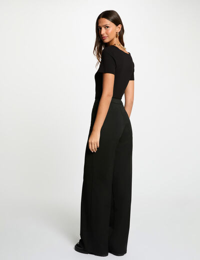 Camiseta entallada con cuello coraz&oacute;n negro mujer