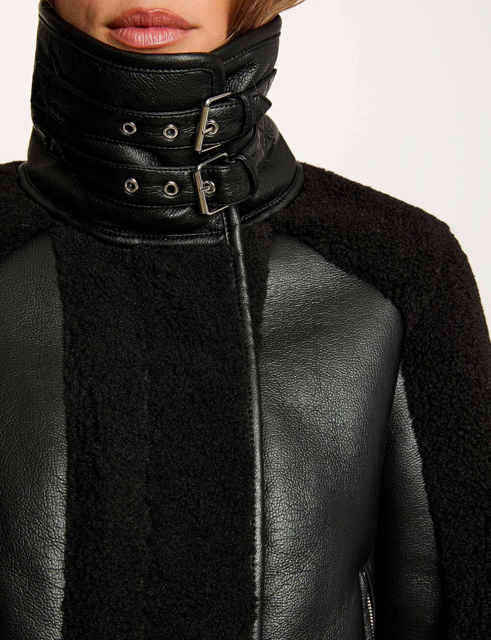 Abrigo corto con cuello sastre negro mujer