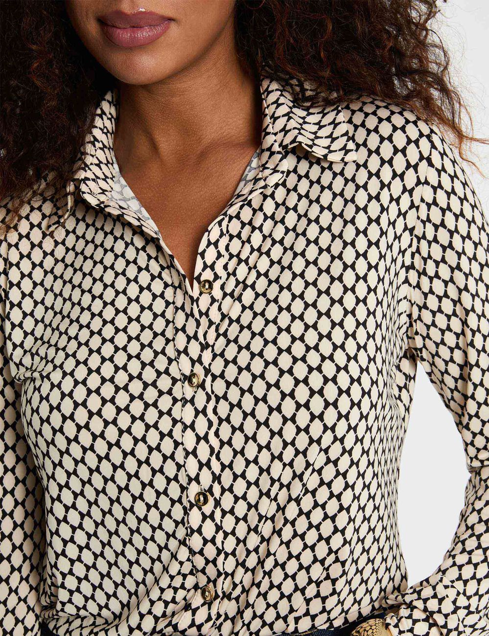 Camisa recta con cuello vuelto negro mujer