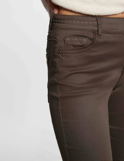 Pantal&oacute;n slim efecto mojado topo mujer