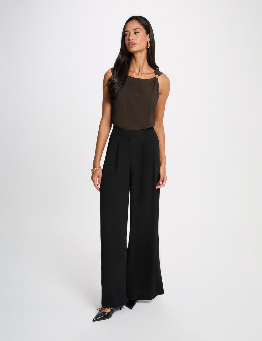 Camiseta asim&eacute;trica con joya marr&oacute;n oscuro mujer